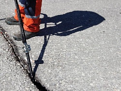 Герметизация трещин на асфальте - особенности заливки 